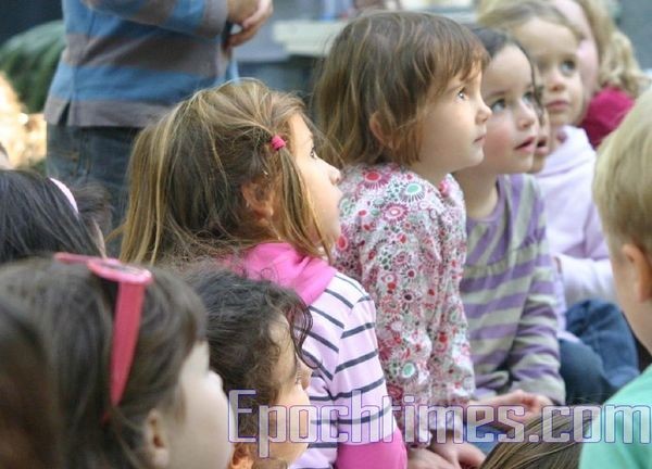 Музыка детей завораживает. Фото:Чжан Юэ.Epochtimes.com